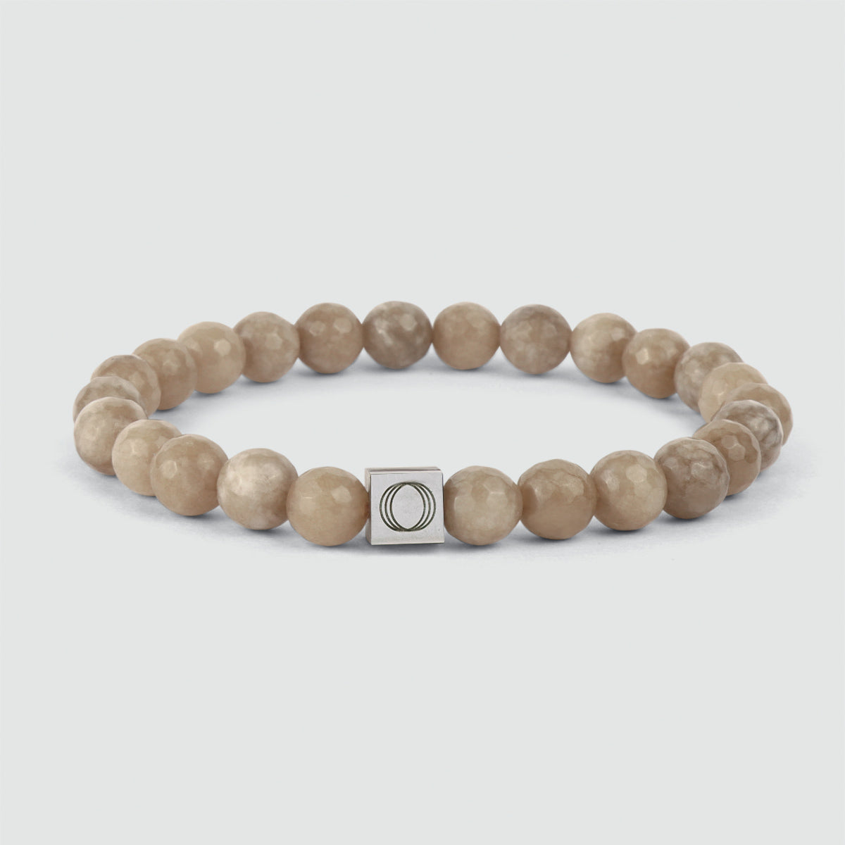 A Albij - Beige Beaded Bracelet 8mm mit einem silbernen Anhänger aus Jadestein.