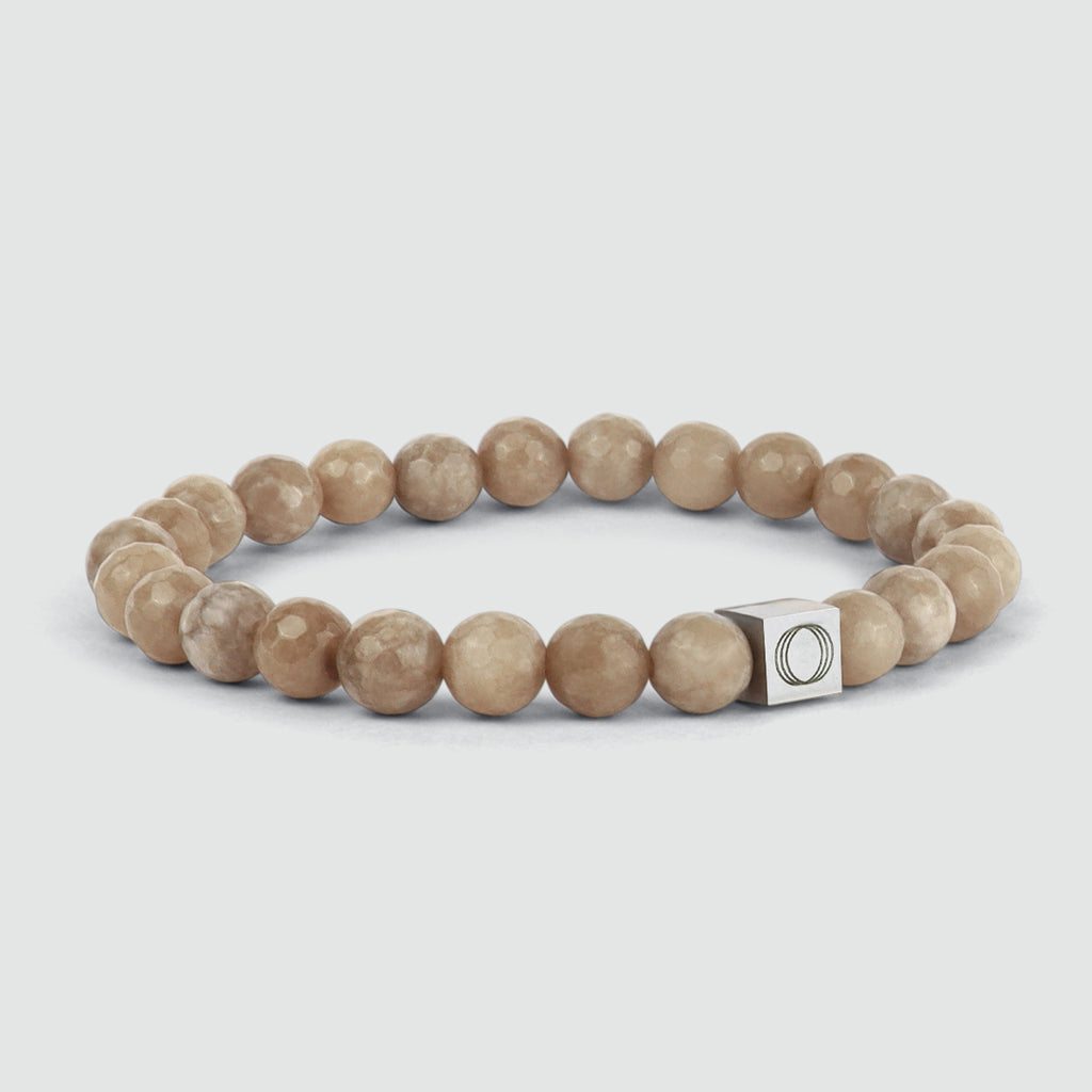 Albij - Bracelet en perles beige de 8 mm avec une initiale en argent et une pierre de jade.