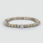 A Albij - Beige Perlenarmband 6mm mit einem silbernen quadratischen Anhänger, geschnitzt aus Jadestein.