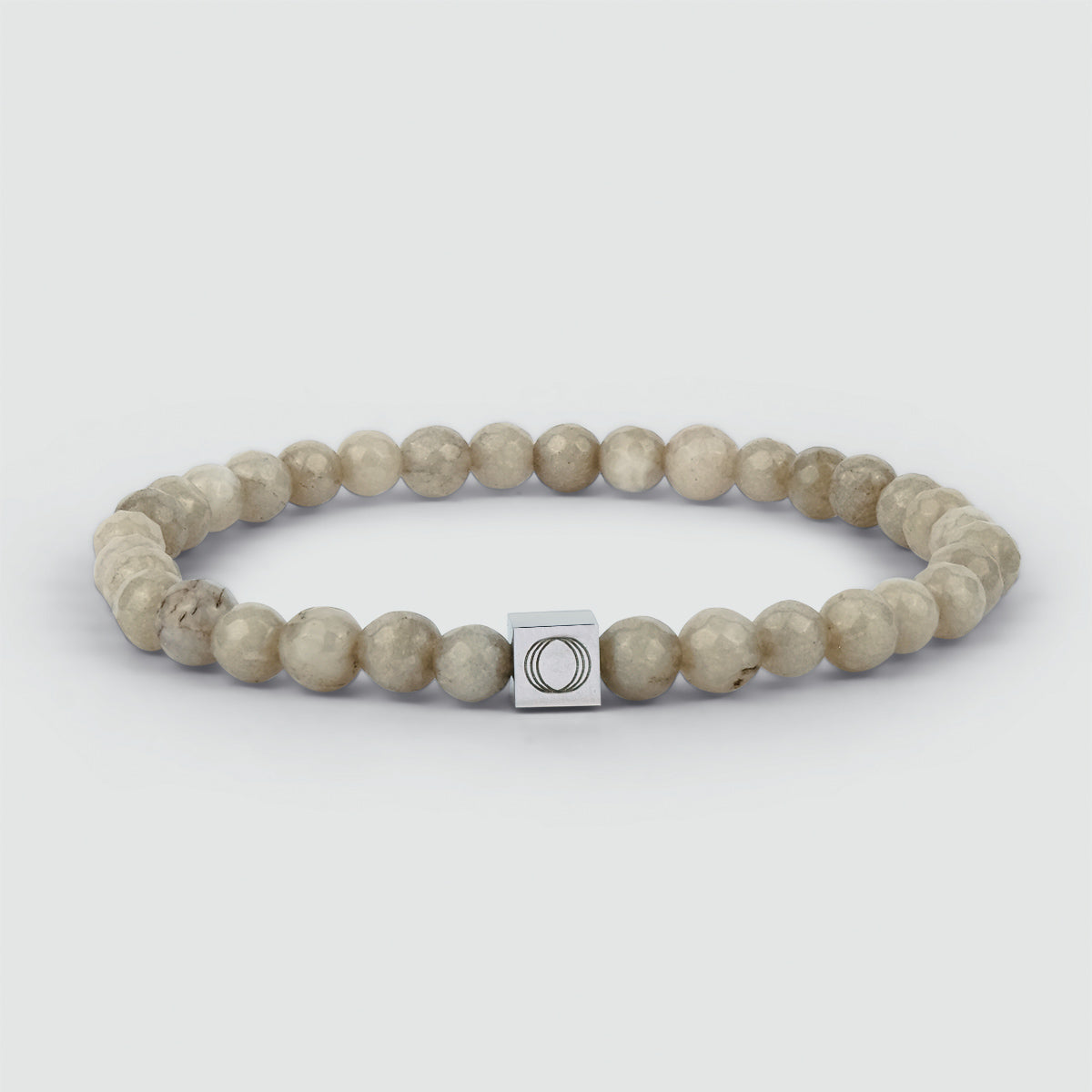 A Albij - Beige Perlenarmband 6mm mit einem silbernen quadratischen Anhänger, geschnitzt aus Jadestein.