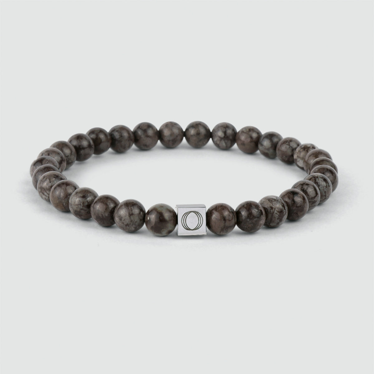 Een Albuna - Bruine Kralen Armband 6mm met een kraal van sneeuwvloksteen en een zilveren kraal.