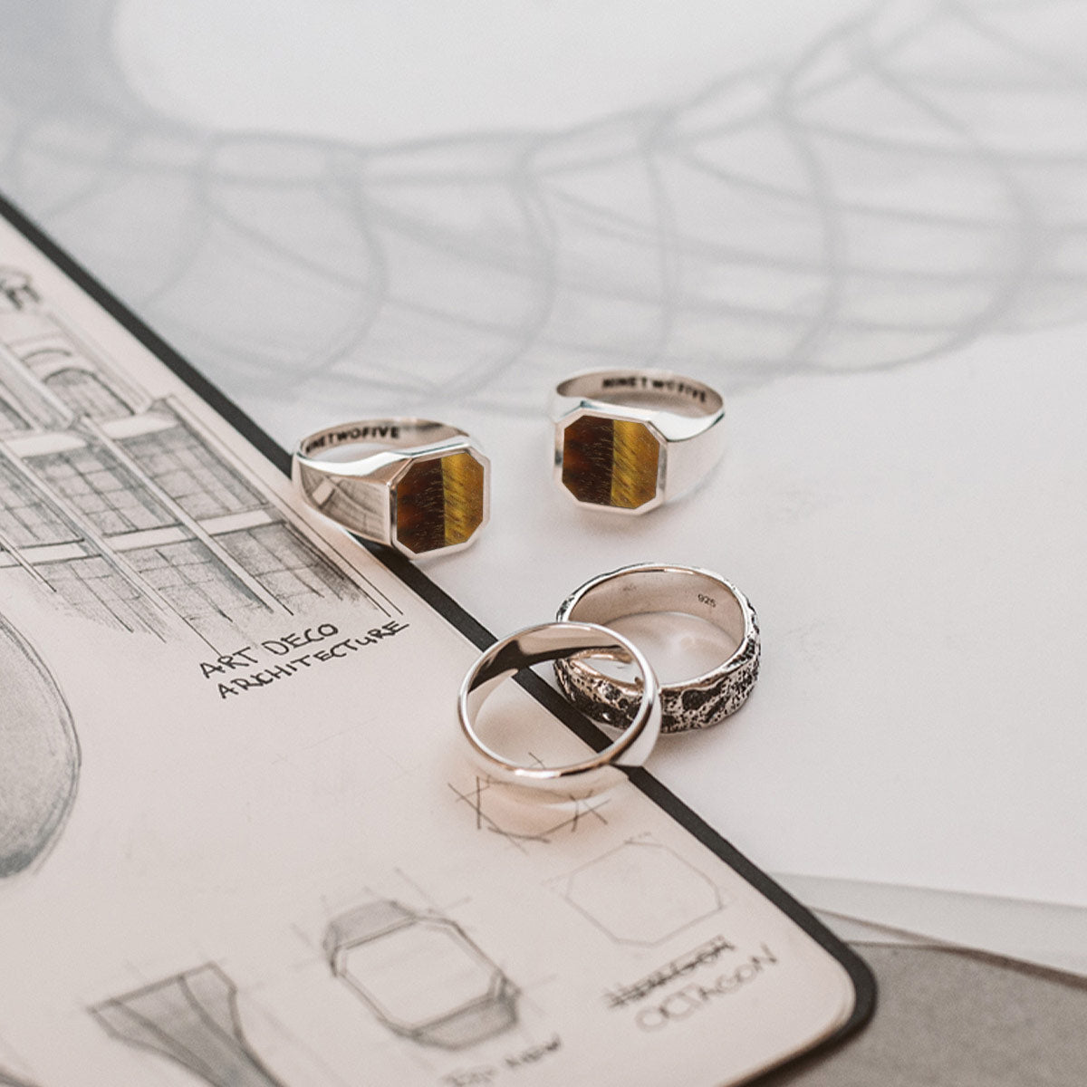 Cette esquisse représente la bague chevalière Alem - Tiger Eye Stone 13mm avec l'option de gravure sur la bague chevalière.