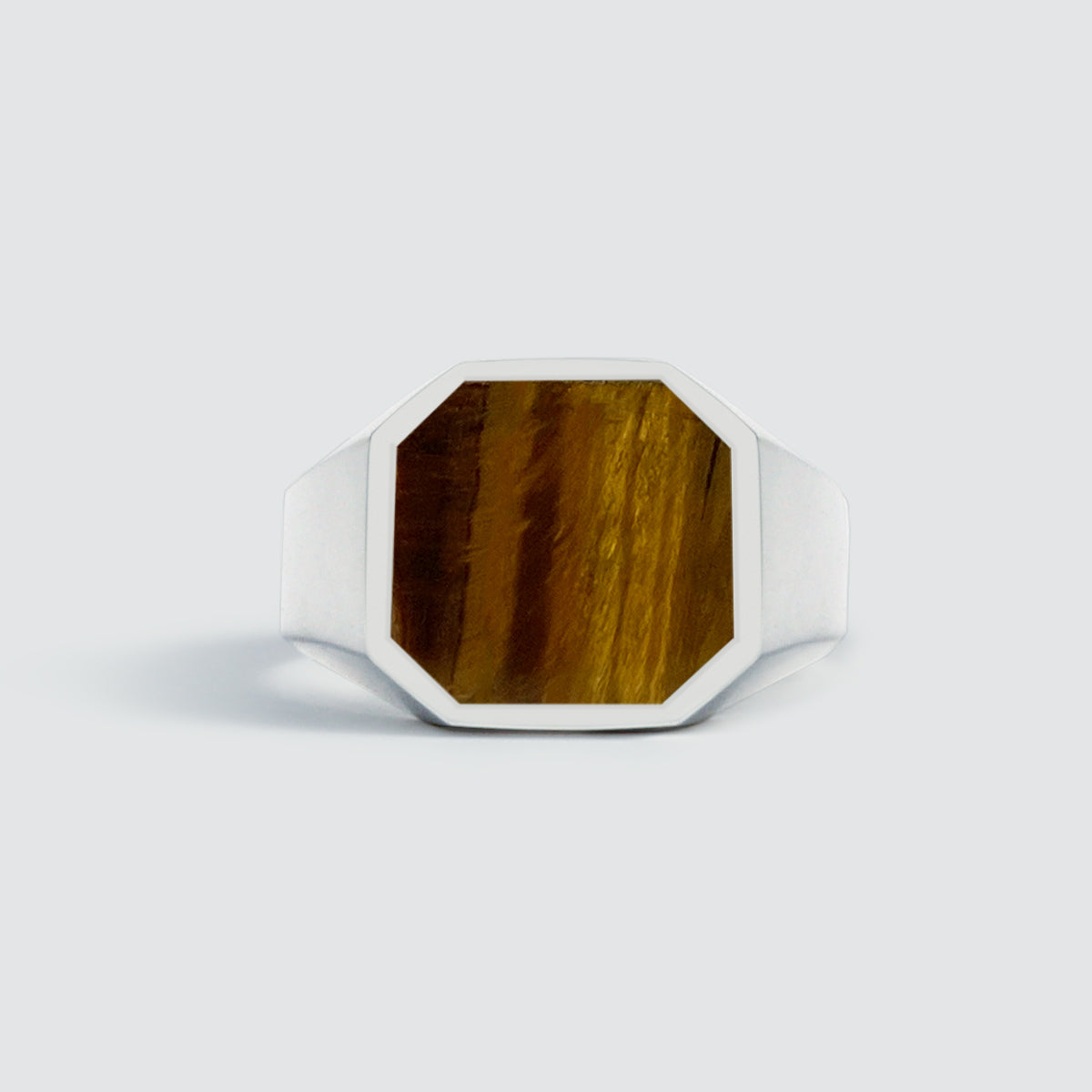 Une bague "Alem - Tiger Eye Stone Signet Ring 13mm" sur fond blanc.