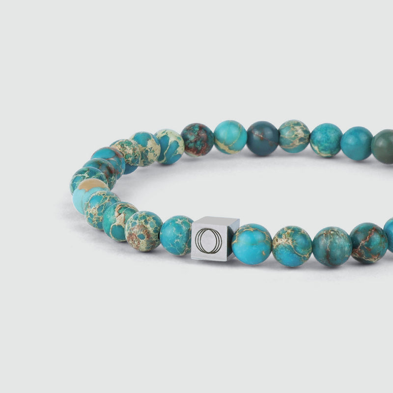 Close-up van de Alfiruz turquoise heren armband met kralen, waarop de kralen en het Ninetwofive-logo goed te zien zijn.