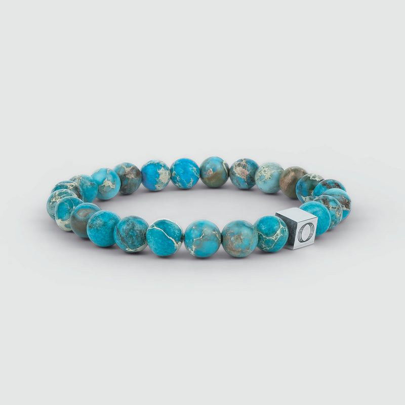 Zijaanzicht van de Alfiruz turkooizen heren armband, waarop de kralen en het zichtbare Ninetwofive-logo te zien zijn.