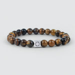 Ein atemberaubendes Alnamr - Tiger Eye Beaded Bracelet 8mm mit einem silbernen Verschluss, mit einem fesselnden Tigerauge Stein.