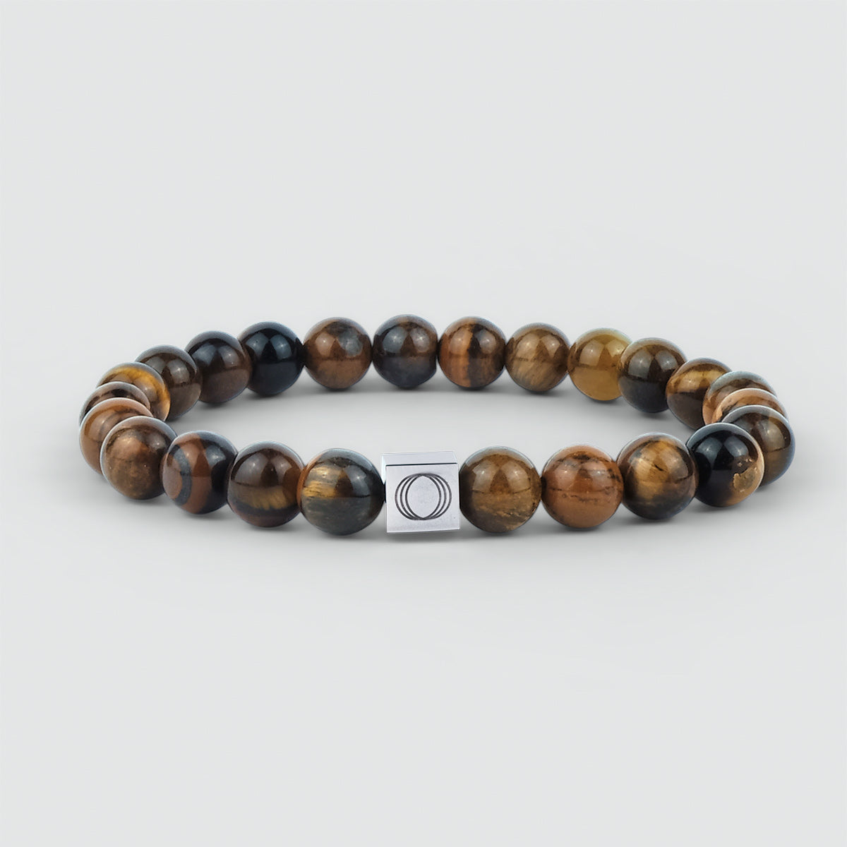 Ein atemberaubendes Alnamr - Tiger Eye Beaded Bracelet 8mm mit einem silbernen Verschluss, mit einem fesselnden Tigerauge Stein.