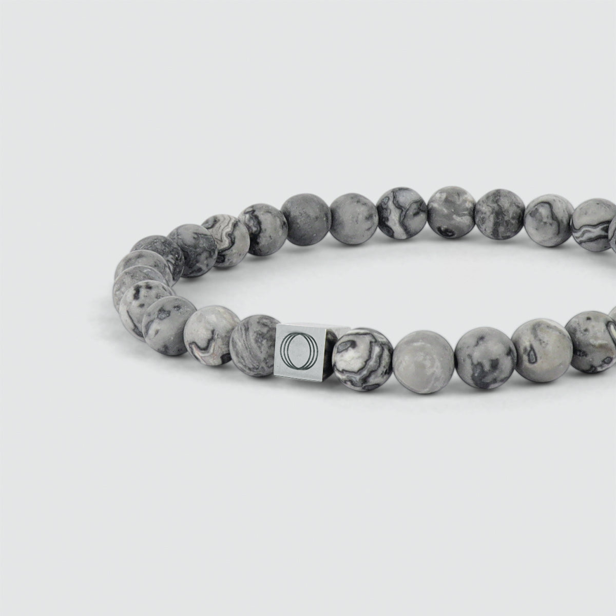 Ein Alrazas - Graues Perlenarmband 6mm mit einem silbernen Verschluss.