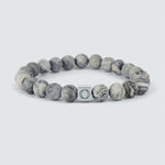 Un bracelet Alrazas - Grey Beaded Bracelet 8mm avec un fermoir en argent, pesant 10gr.