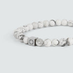 Ein Alrukham - Weißes Perlenarmband 6mm mit einem Silberverschluss, Gewicht 10gr.