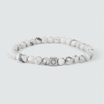 Ein Alrukham - White Beaded Bracelet 6mm mit einem quadratischen Verschluss, mit einem Gewicht von 10gr und einer Dicke von 6mm.