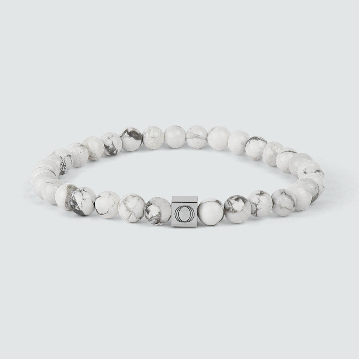 Ein Alrukham - White Beaded Bracelet 6mm mit einem quadratischen Verschluss, mit einem Gewicht von 10gr und einer Dicke von 6mm.