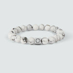 A Alrukham - Weißes Perlenarmband 8mm mit dem Buchstaben o darauf, mit Verwitterungsstein.