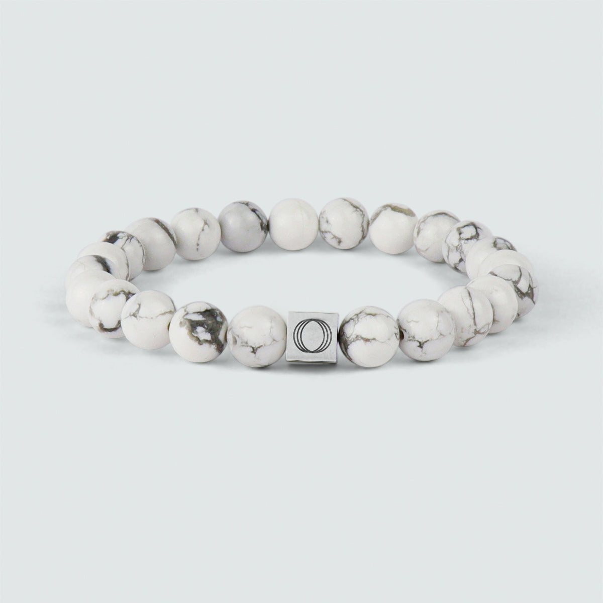 A Alrukham - Weißes Perlenarmband 8mm mit dem Buchstaben o darauf, mit Verwitterungsstein.