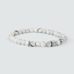 Ein silbernes Alrukham - White Beaded Bracelet 6mm mit einer weißen Marmorperle.