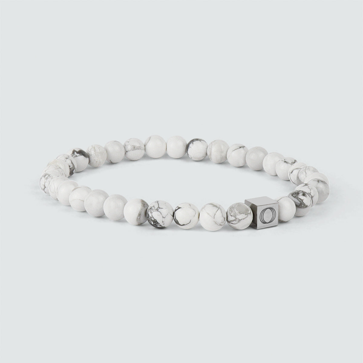Ein silbernes Alrukham - White Beaded Bracelet 6mm mit einer weißen Marmorperle.