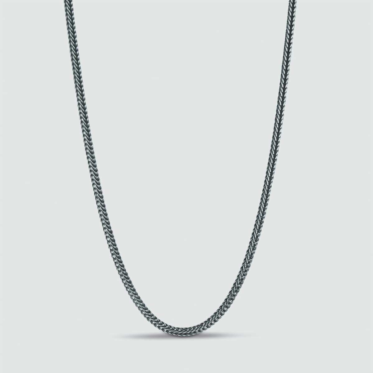 Anis - Sterling Silber Weizen Kette 3mm auf einem weißen Hintergrund mit einer hypnotisierenden Länge.