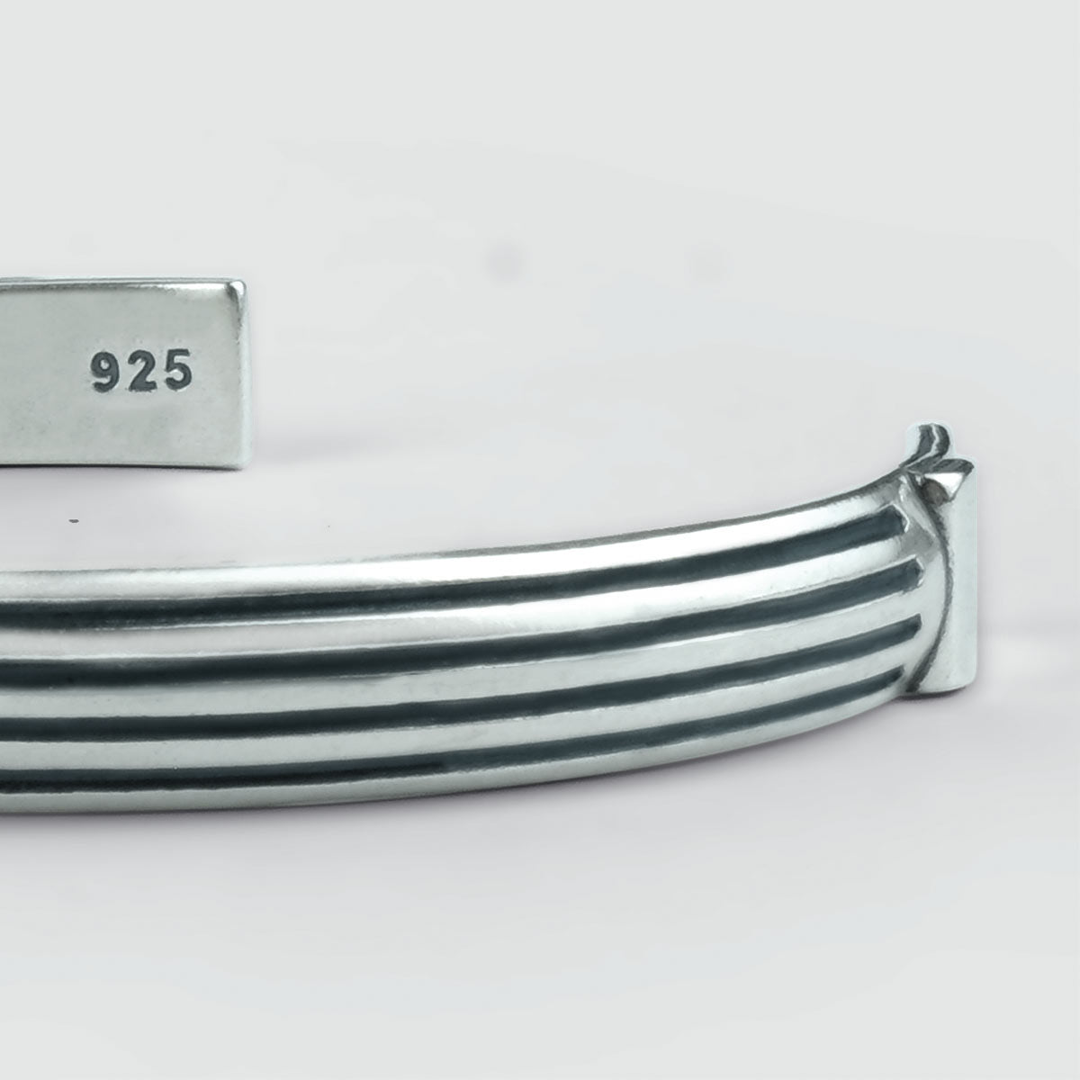 Ein Arkan - Sterling Silber Armreif 8mm mit einem schwarzen und weißen Streifen, perfekt als Sterling Silber Herrenarmband.