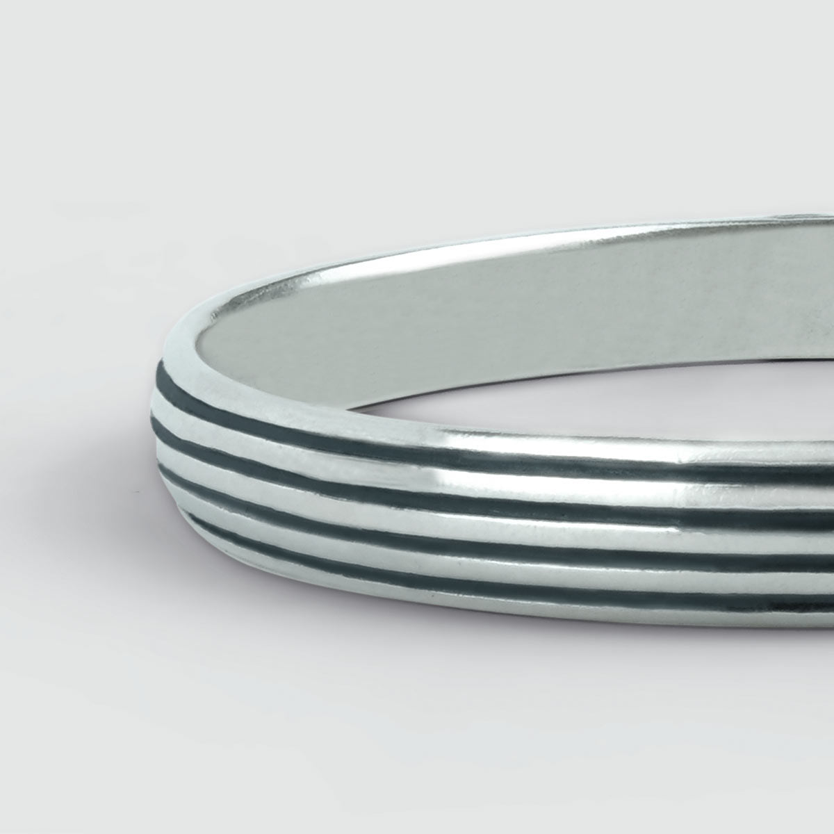 Ein personalisierter Arkan - Sterlingsilber Armreif 8mm mit schwarzen und weißen Streifen.