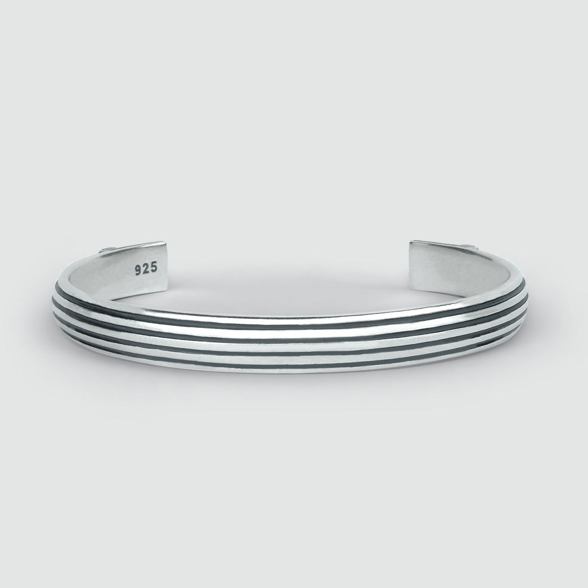 Un Arkan - Bracelet en argent sterling Jonc 8mm avec un design rayé, parfait pour les hommes.