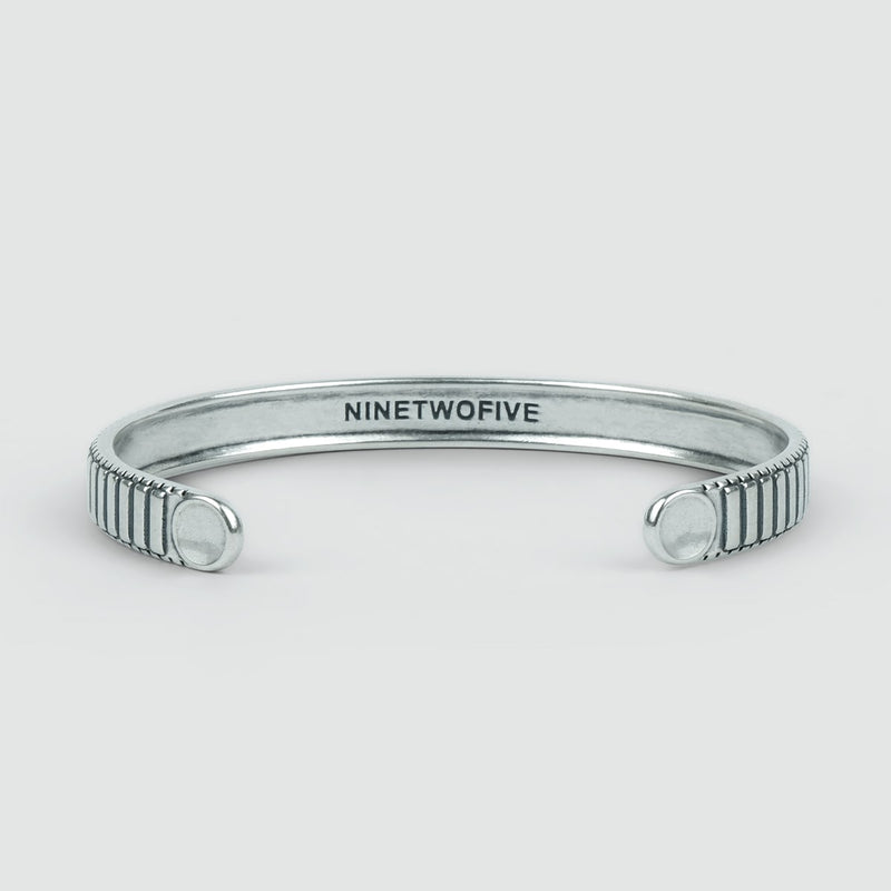 Ein personalisierter Kenan-Anhänger aus Sterlingsilber für Herren, „Armreif“, 7 mm, mit der Aufschrift „ninetwofive“.