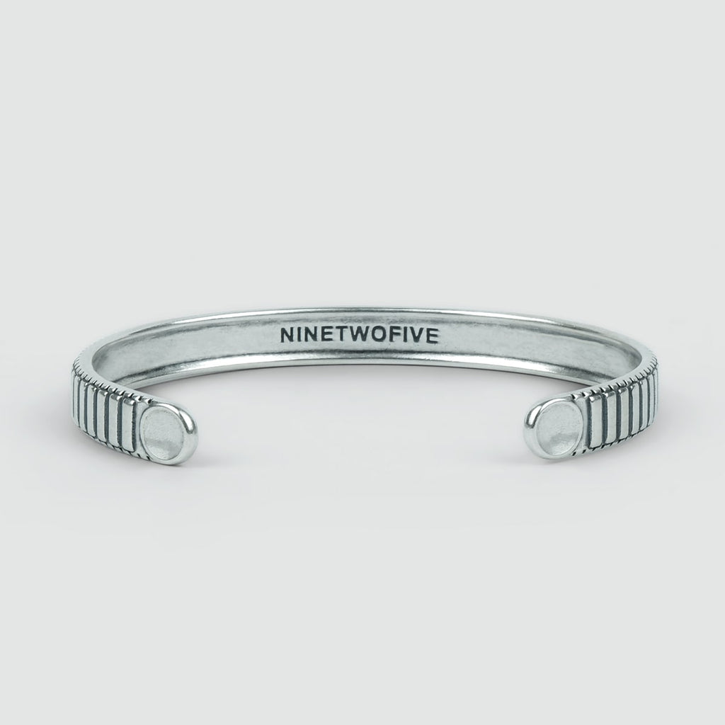 Un bracelet personnalisé Kenan - Jonc en argent sterling 7mm avec le mot ninewolfe dessus.
