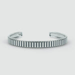 Bracelet manchette fait à la main par Kenan and Yardan - set avec un motif rayé.