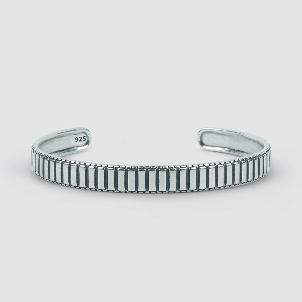 Un bracelet Kenan - Jonc en argent sterling 7mm avec un motif rayé, personnalisé pour les hommes.