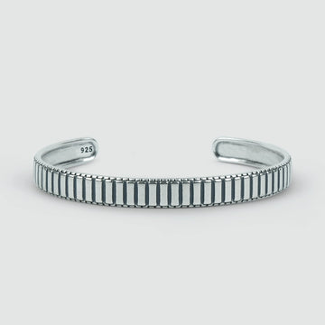 Een Kenan - Sterling Zilveren Bangle Armband 7mm met een gestreept patroon, gepersonaliseerd voor mannen.