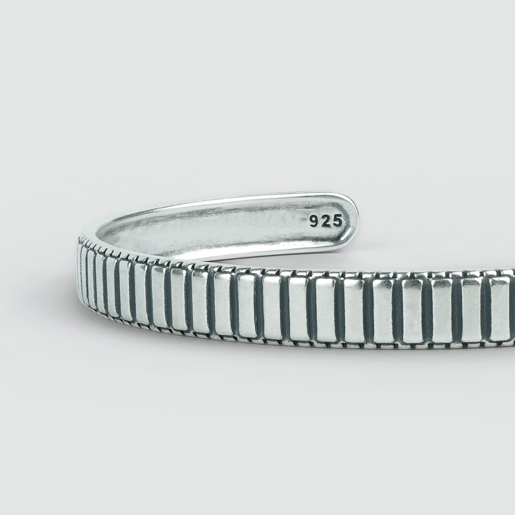 Een Kenan - Sterling Zilveren Bangle Armband 7mm met een zwart-witte streep, perfect voor de stijlvolle man.