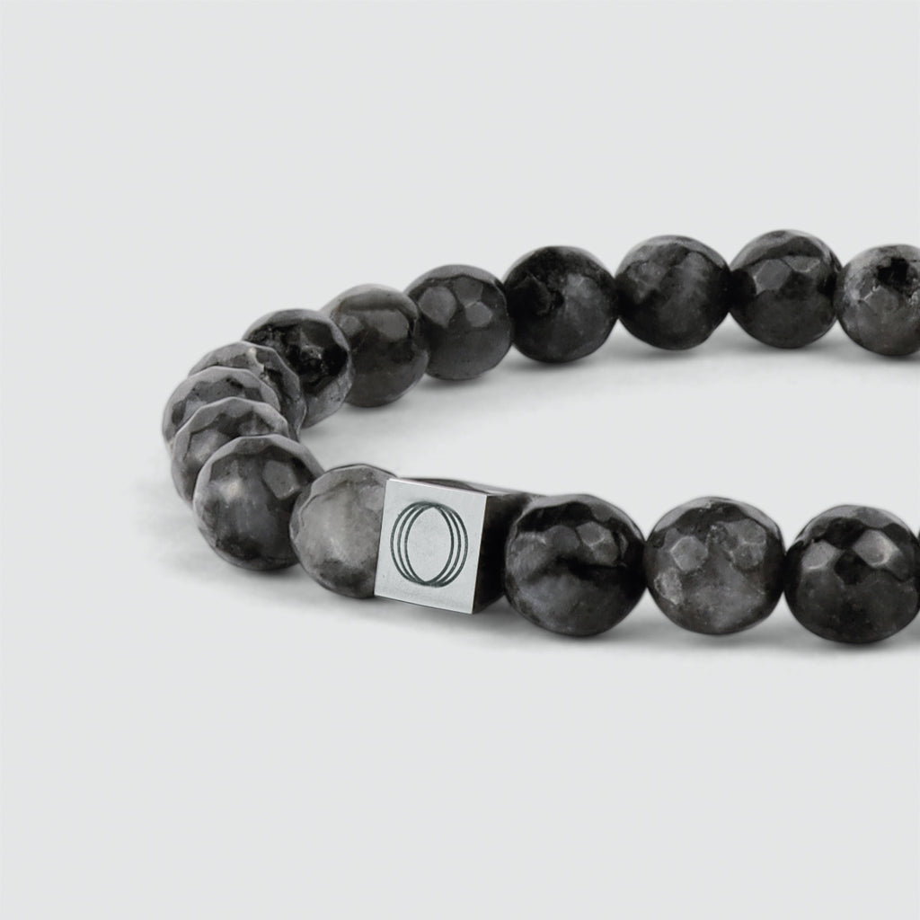A Aswad - Black Beaded Bracelet 8mm mit schwarzen Achatperlen und einer silbernen Schließe, mit einem Spektrolithstein.