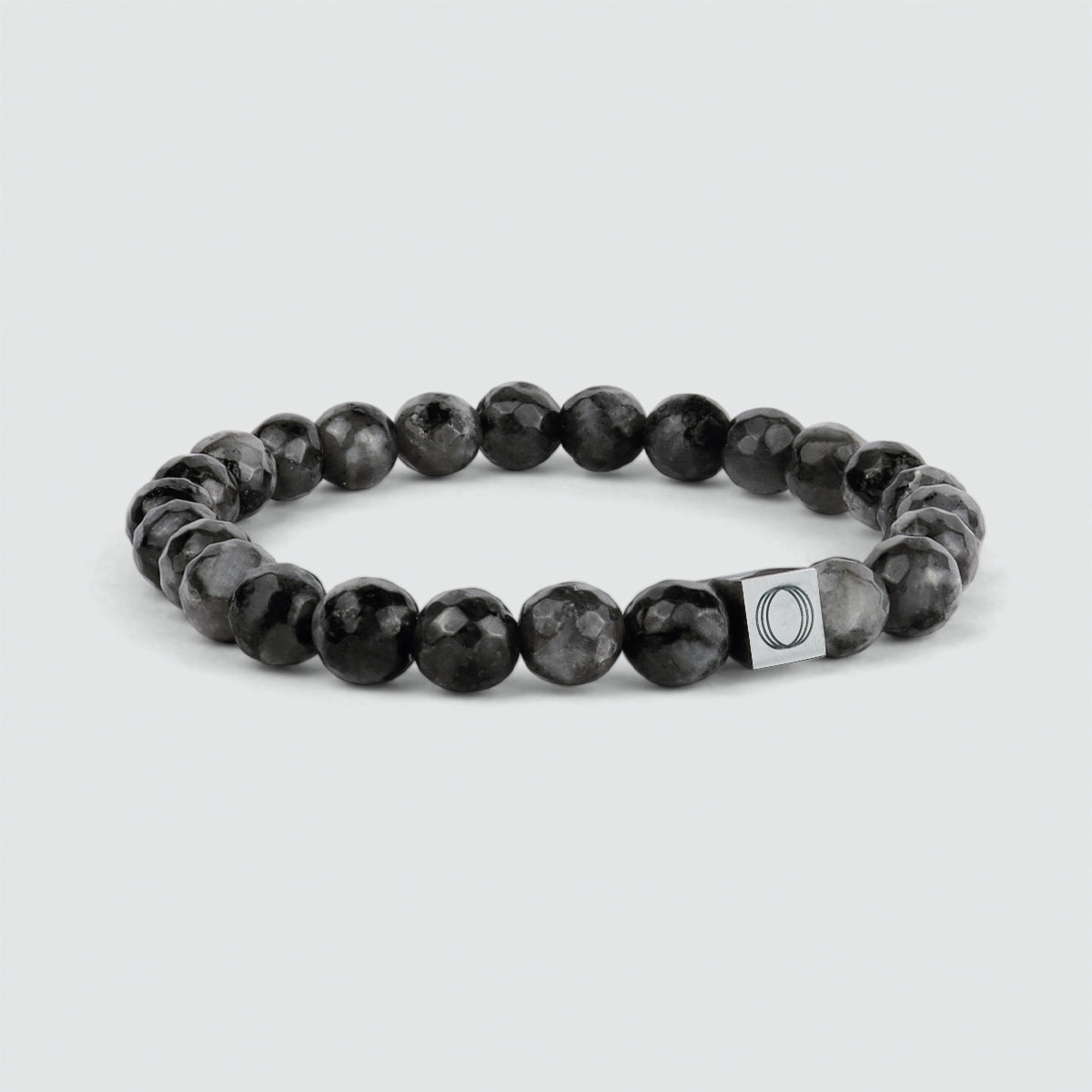 Aswad - Zwarte kralenarmband 8mm: Een zwarte kralenarmband met de letter o erop, met een spectrolietsteen.