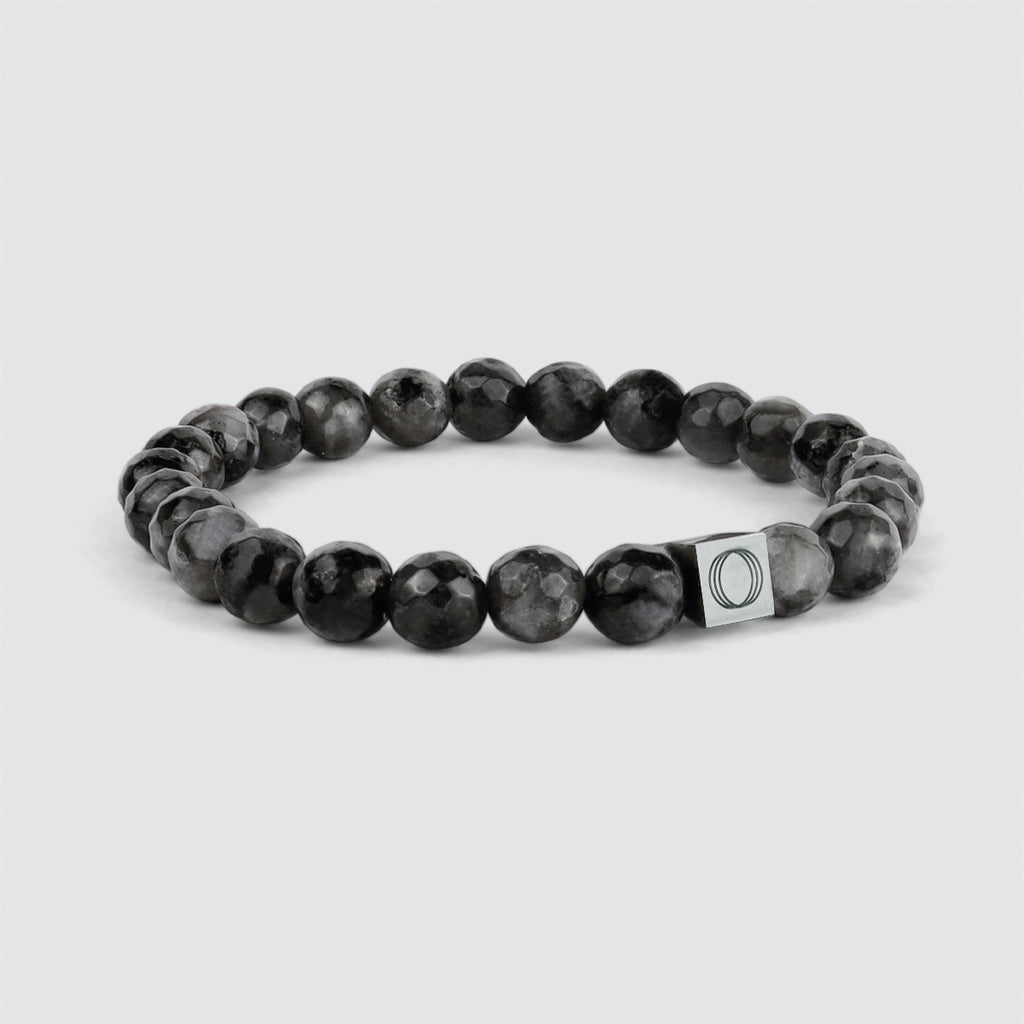 Aswad - Bracelet de perles noires 8mm : Un bracelet en perles noires avec la lettre o et une pierre en spectrolite.
