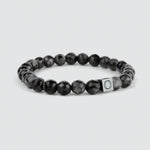 Le bracelet Aswad - Black Beaded Bracelet 6mm, avec la lettre o, met en valeur une pierre spectrolite.