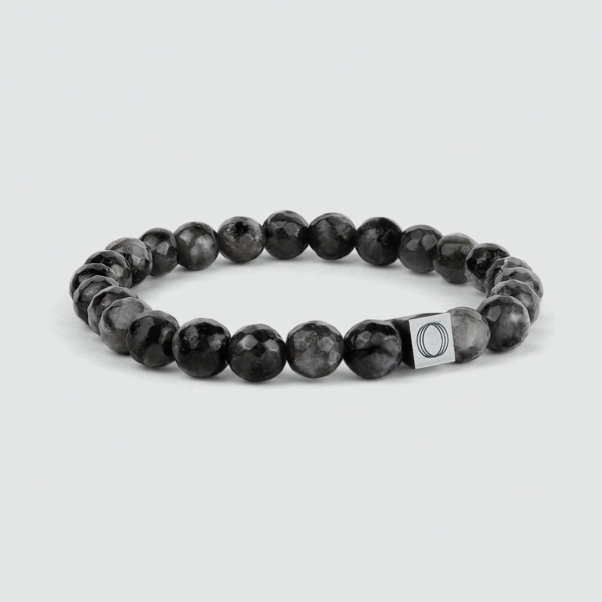 Le bracelet Aswad - Black Beaded Bracelet 6mm, avec la lettre o, met en valeur une pierre spectrolite.