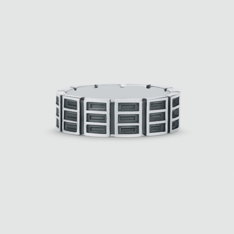 Ayman – Herrenring aus oxidiertem Sterlingsilber mit schwarzen Quadraten, entworfen von Ninetwofive.