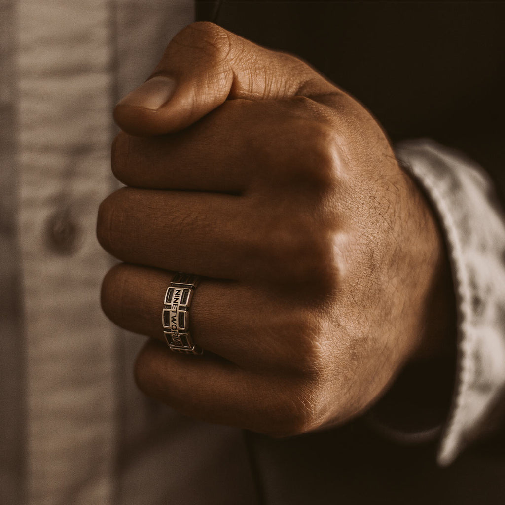 Een close-up van de hand van een man met de Ayman - Geoxideerde Sterling Zilveren Ring 7mm.