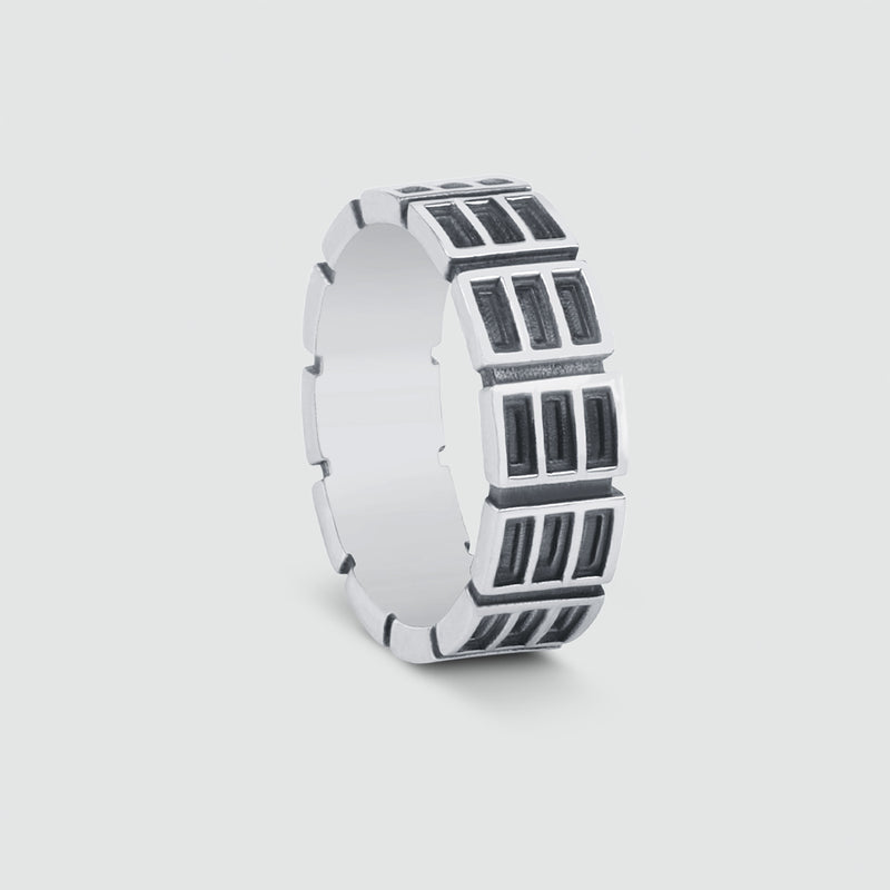 Seitliche Ansicht des gravierten Ayman oxidierten Sterling Silber Herrenrings mit schwarz-weißem Karomuster, designt von Ninetwofive.