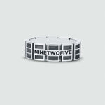 Une bague Ayman en argent sterling oxydé de 7 mm avec le mot ninetwive dessus.