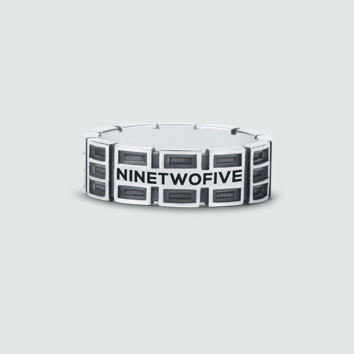 Une bague Ayman en argent sterling oxydé de 7 mm avec le mot ninetwive dessus.