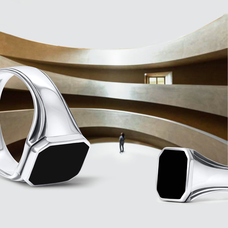 Twee Baki zegelringen voor heren van Ninetwofive, met een centrale zwarte onyx edelsteen en gepolijst zilver.