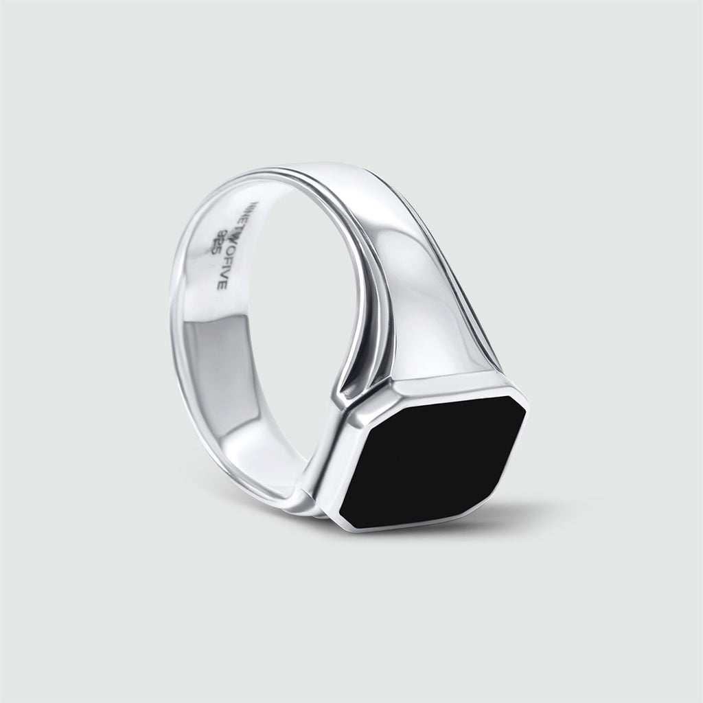 Een Baki - Zwarte Onyx Zegel Ring 17mm van NineTwoFive op een witte achtergrond.