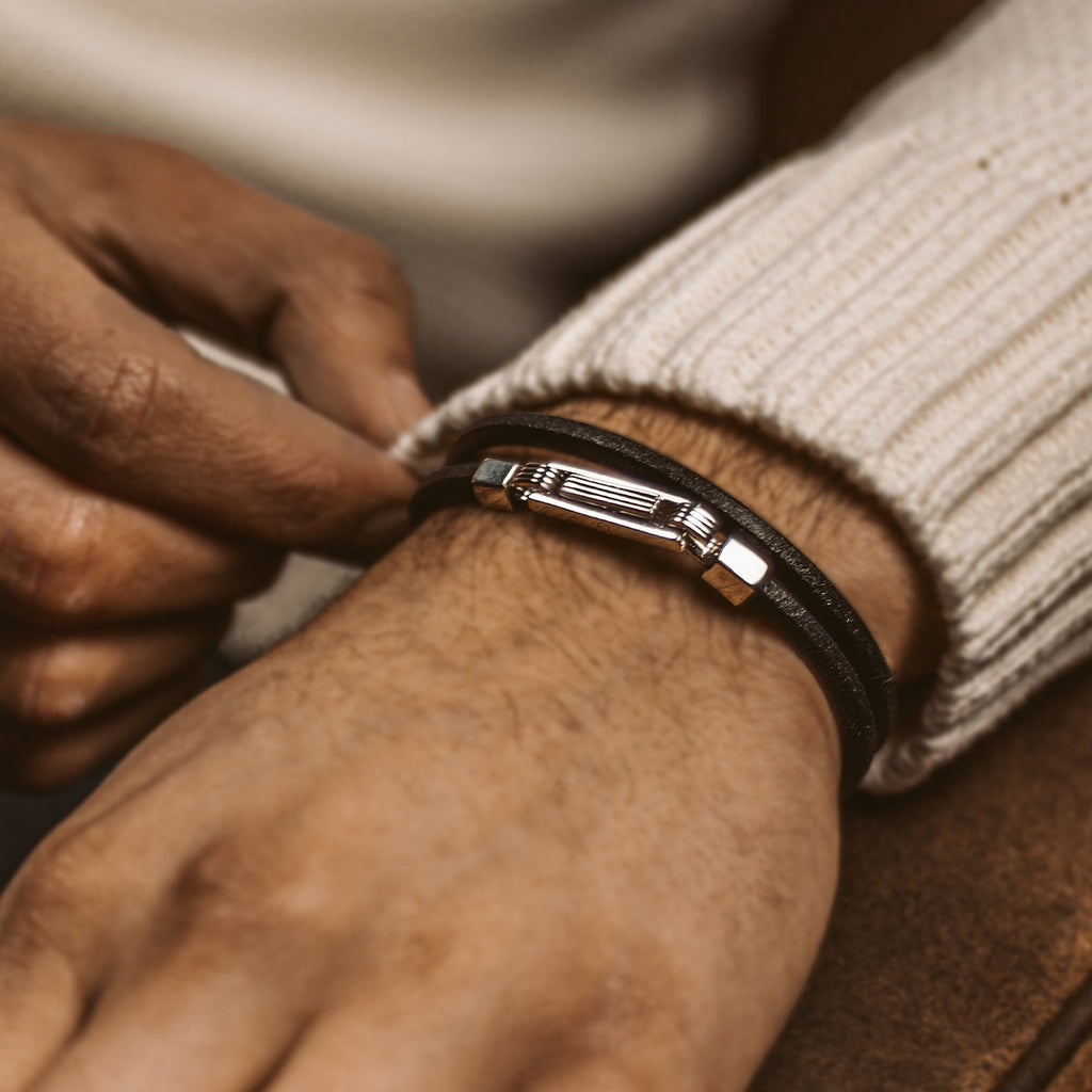 Un homme portant un bracelet Rami en cuir noir véritable de 5 mm.