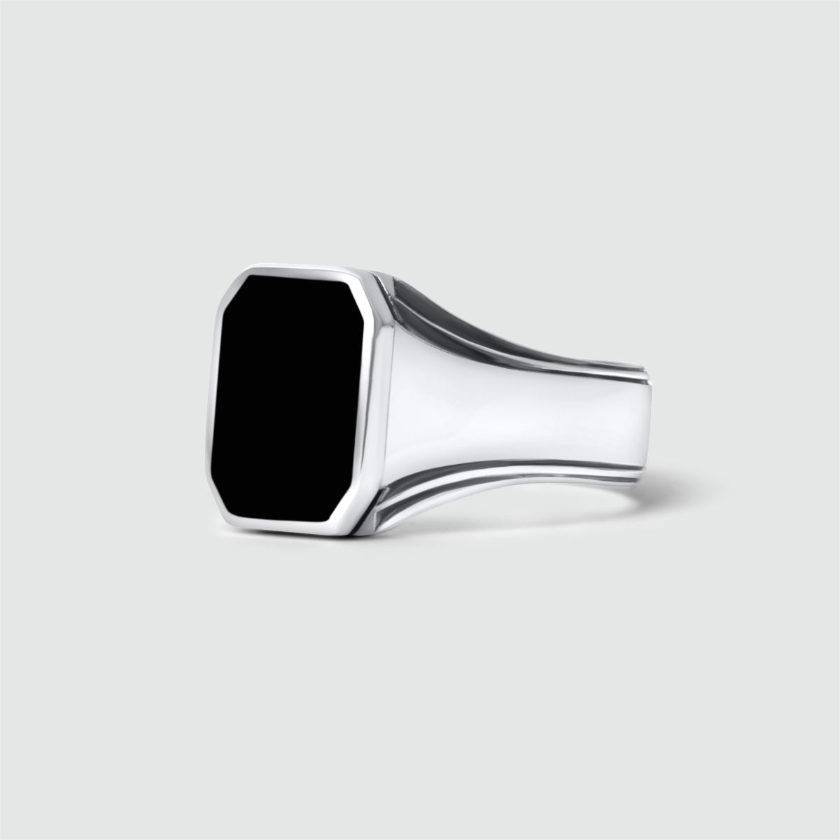 Ein Baki - Black Onyx Siegelring 17mm von NineTwoFive auf einem weißen Hintergrund.