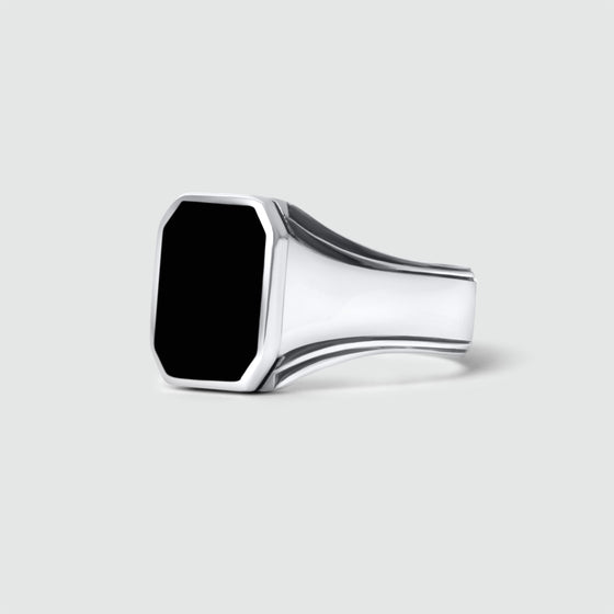 Een Baki-zegelring, 17 mm, van zwarte onyx van Ninetwofive op een witte achtergrond.