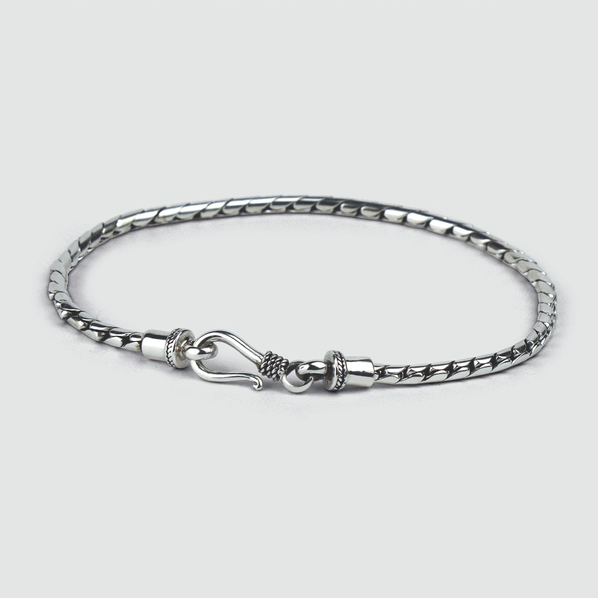 A NineTwoFive Emir -Sterling Silber Minimalist Armband 2,5 mm mit einem Verschluss.