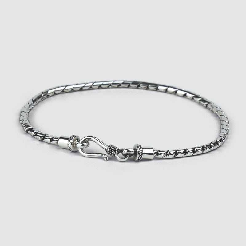 Een close-up van de minimalistische heren armband van sterlingzilver van Emir, met een sluiting, van Ninetwofive.