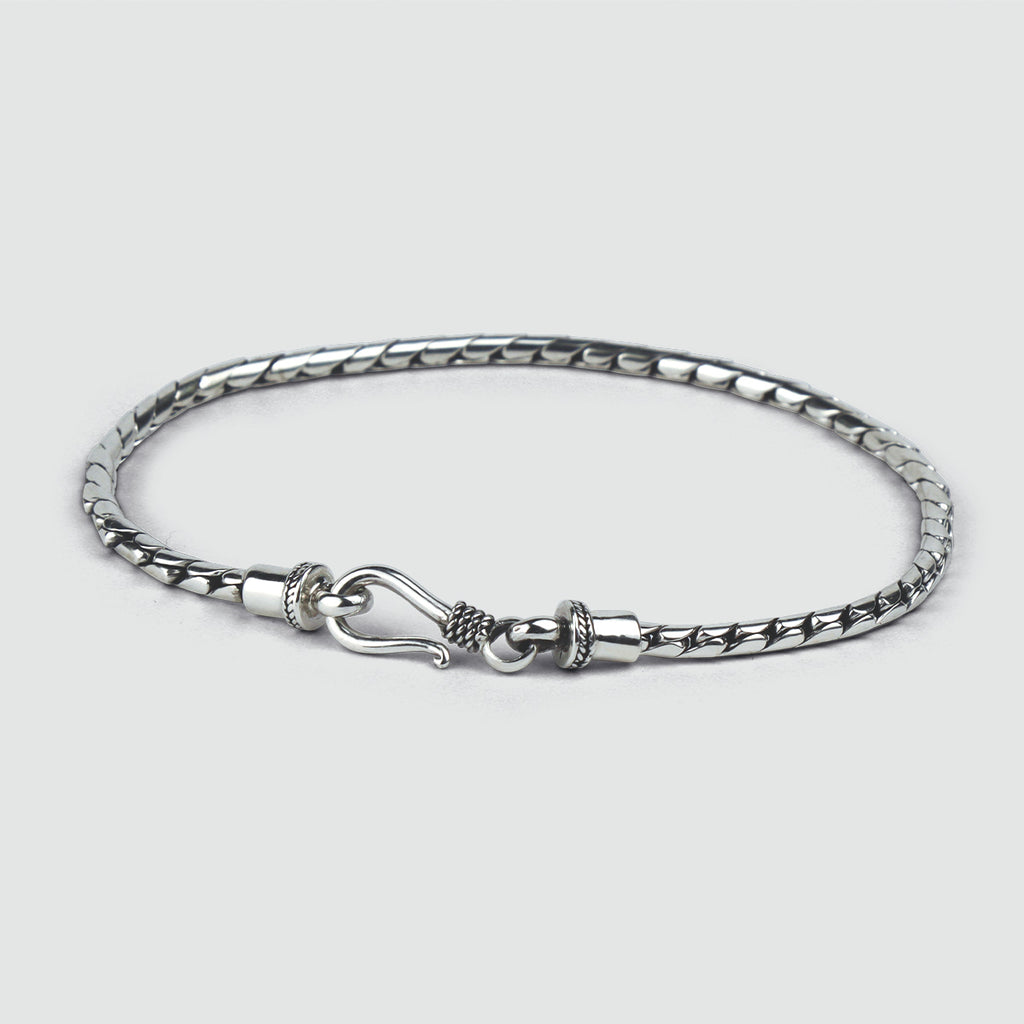 A NineTwoFive Emir -Sterling Silver Minimalist Bracelet 2.5mm with a clasp.