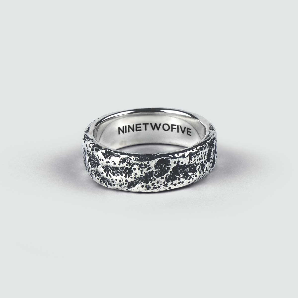Une bague en argent sterling Tarif - Unique 7mm gravée avec les mots ninenetwork.