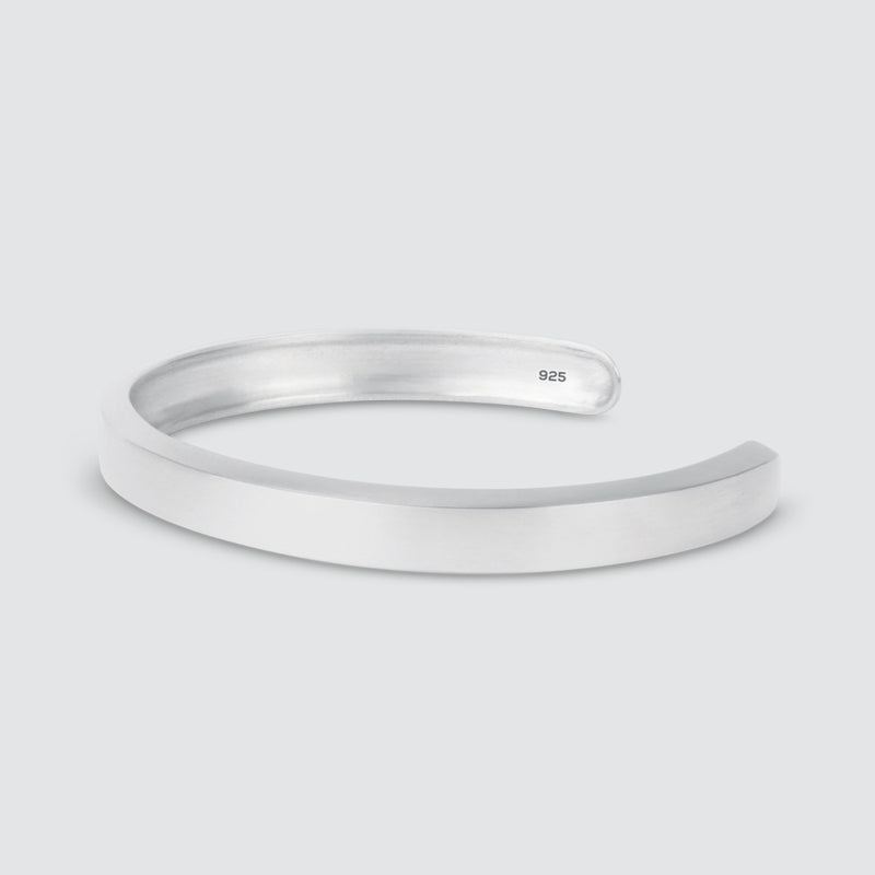 Boulos – Schlichter Armreif aus Sterlingsilber, 8 mm, auf weißem Hintergrund.